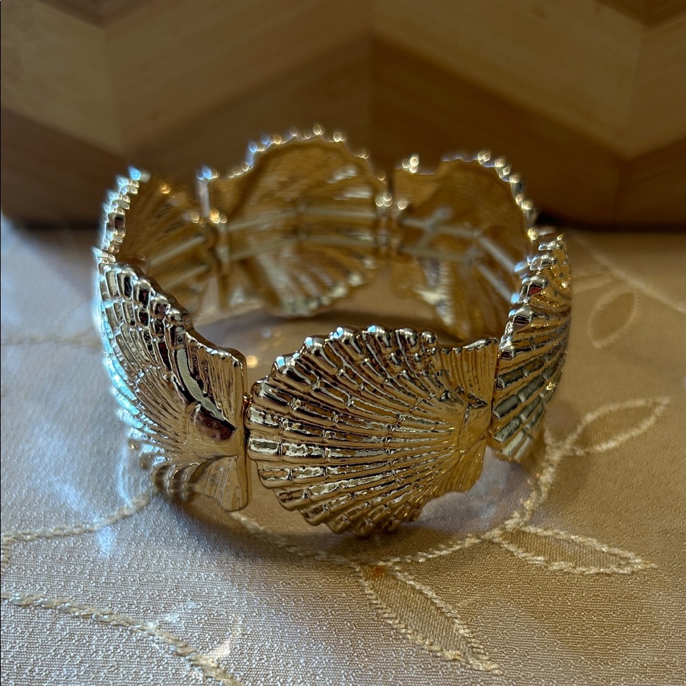 Silver Shell Bracelet - Picture 2 of 2